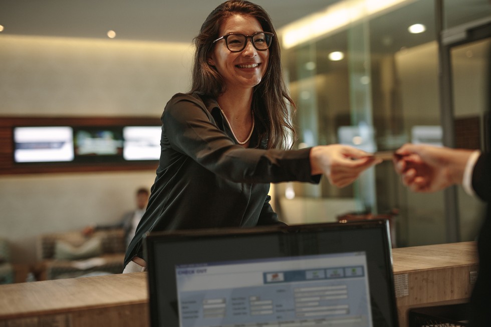 Accountant paying at the counter with the Payhawk corporate card