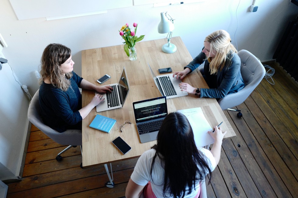 team bespreekt software voor onkostenbeheer