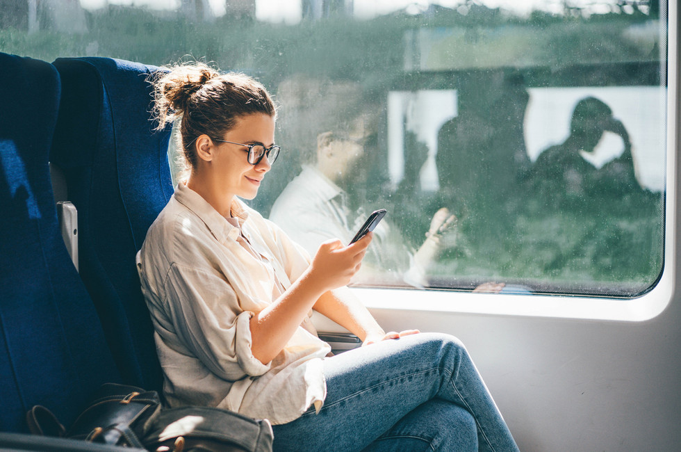 Een accountant controleert de bedrijfsuitgaven vanuit de trein met de Payhawk oplossing voor uitgavenbeheer.