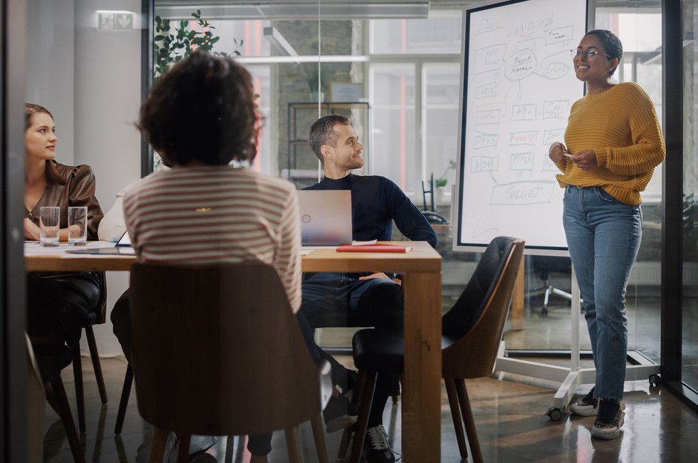 Medewerkers bespreken de resultaten van het recente Harvard Business Review rapport onthult de impact voor financiële teams