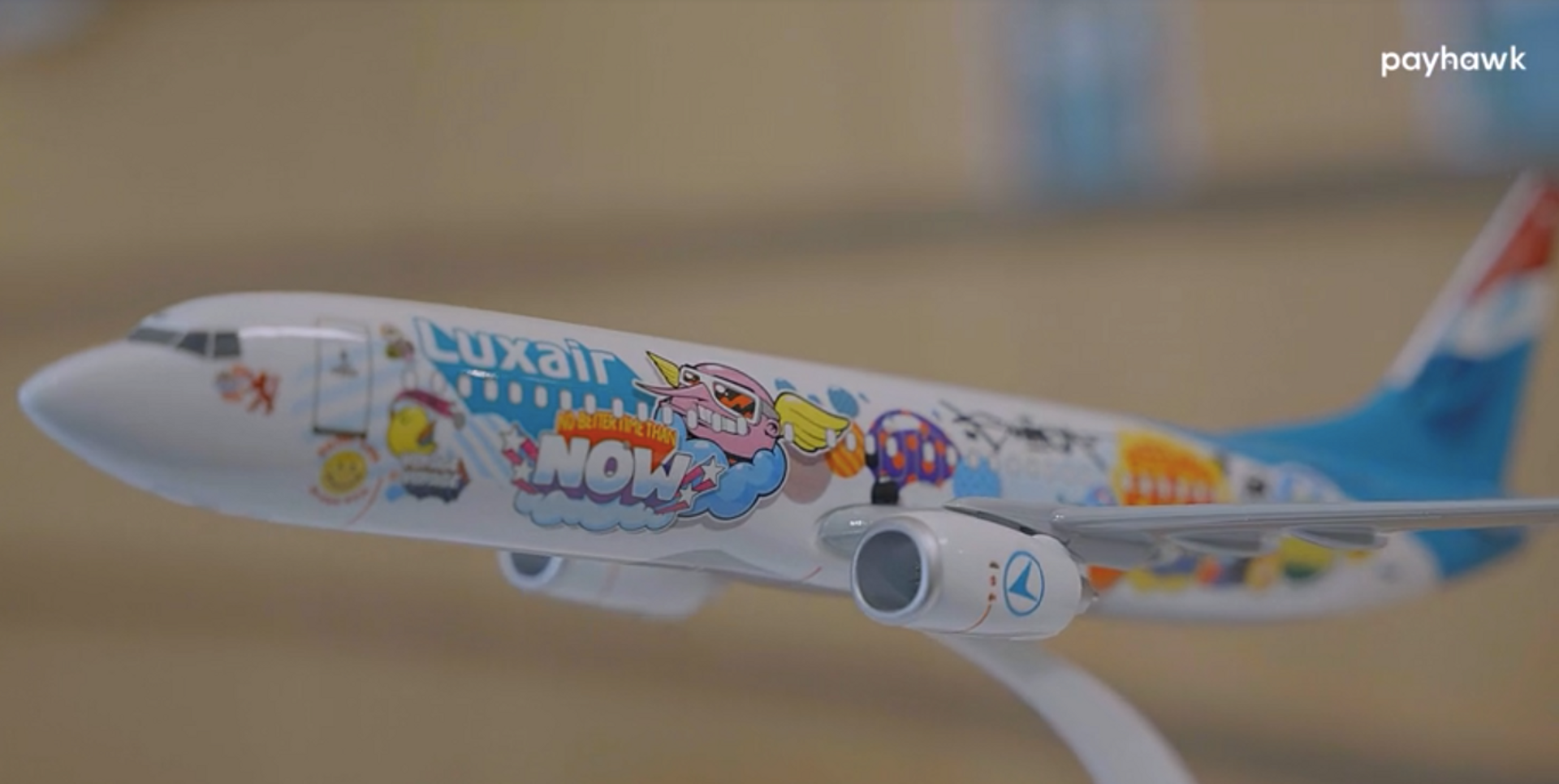 Uma imagem do avião de brinquedo da Luxair, com a equipa a partilhar a forma como o Payhawk a ajudou a tornar-se uma empresa sem dinheiro na parte de trás