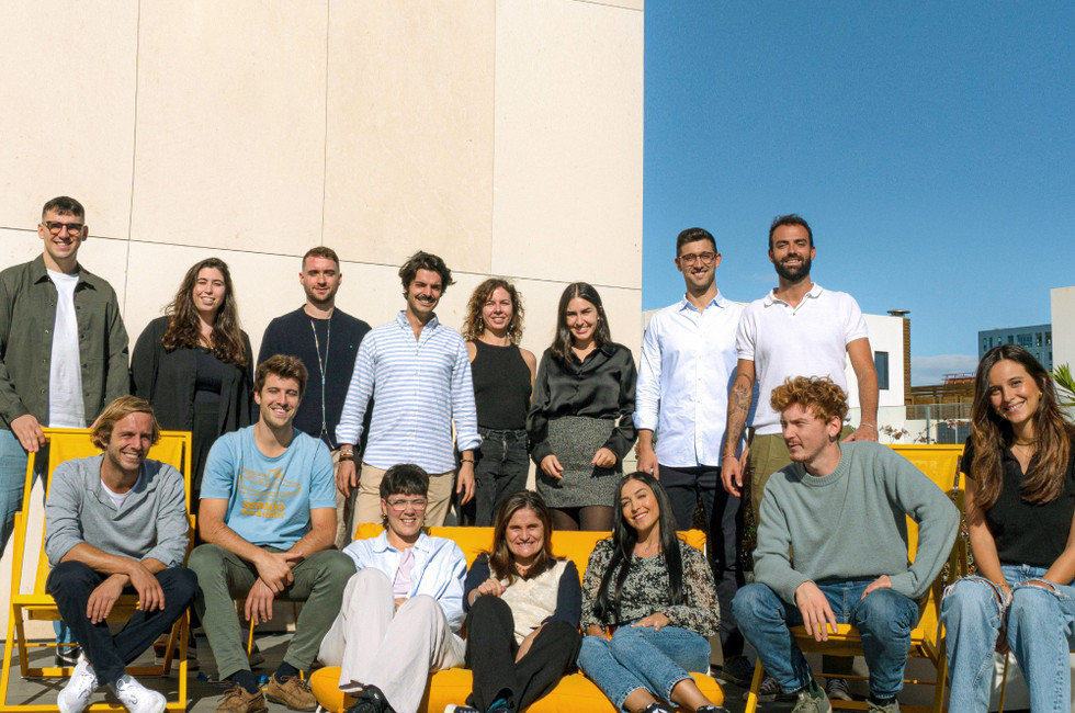 El equipo de gestión de gastos de Payhawk España celebrando el cumpleaños de Payhawk.