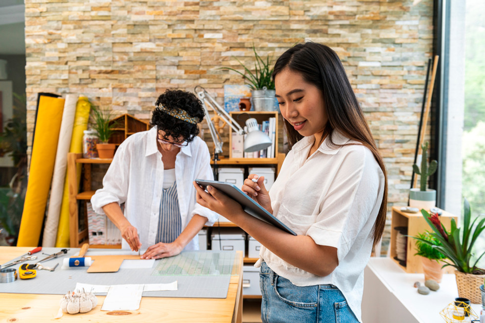 Employée travaillant sur un rapprochement bancaire instantané pour sa PME utilisant le logiciel de gestion des cartes d'entreprise et des dépenses Payhawk.