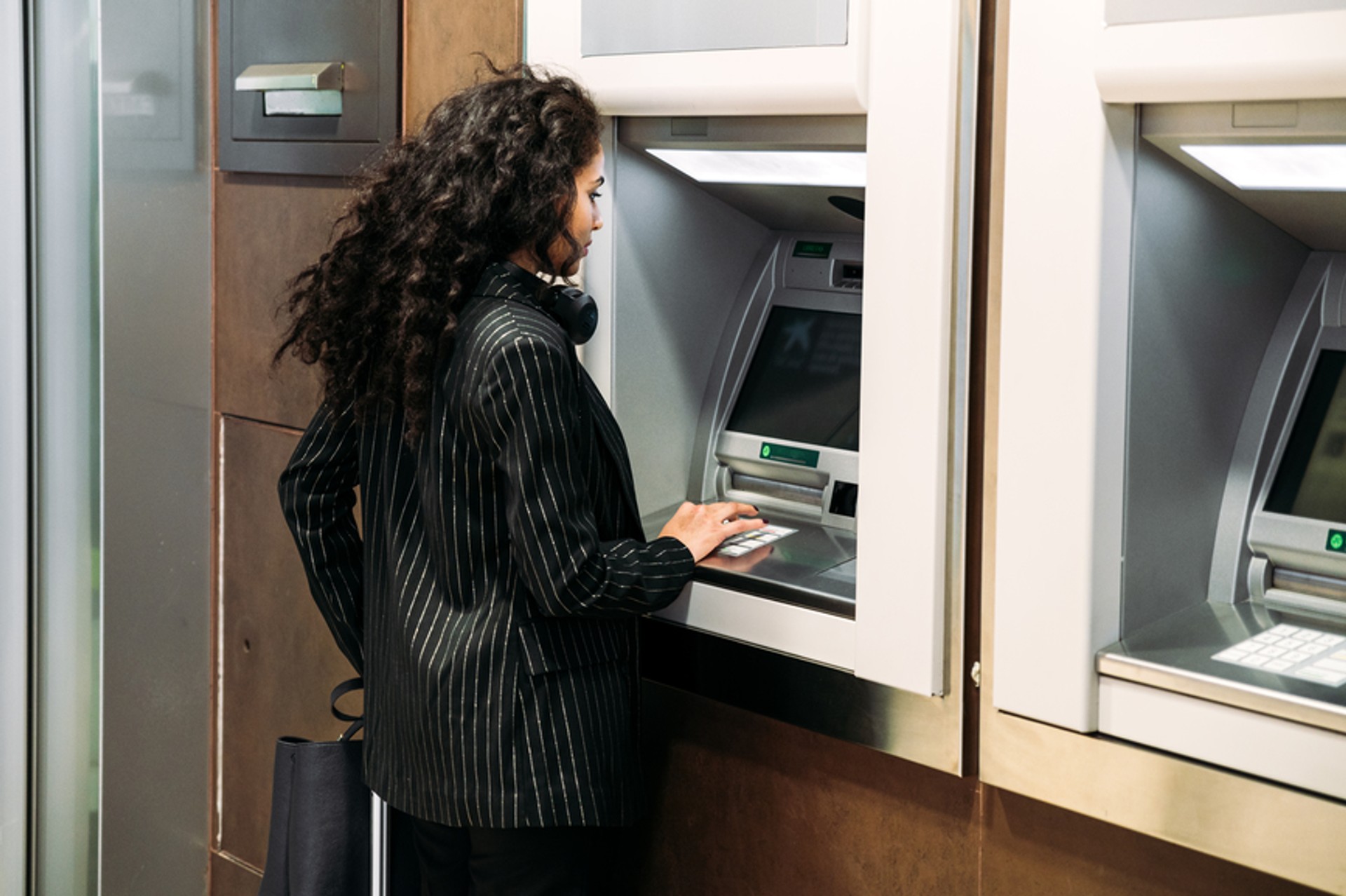 Служител прави теглене на банкомат с корпоративна карта