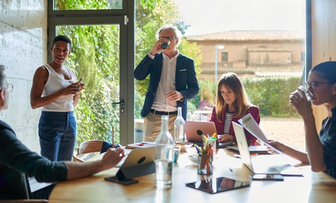 werknemers bespreken tijdens de audit trail de zakelijke uitgaven van afgelopen kwartaal