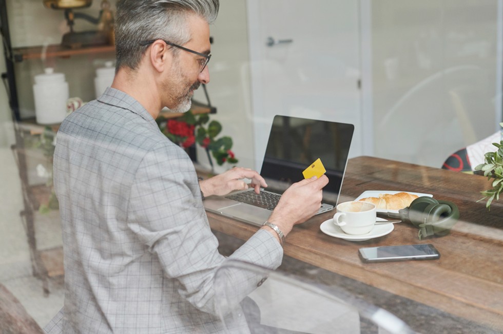 Het verschil tussen een zakelijke creditcard en debitcard