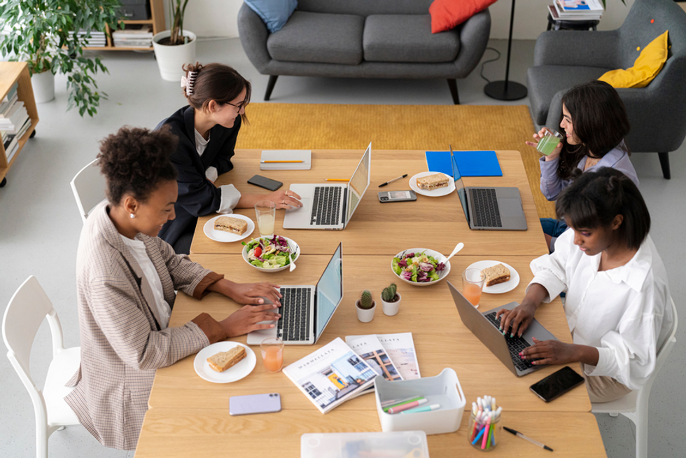 Financiële controleurs discussiëren tijdens de lunch over hoe ze hun stijgende softwarekosten onder controle kunnen krijgen