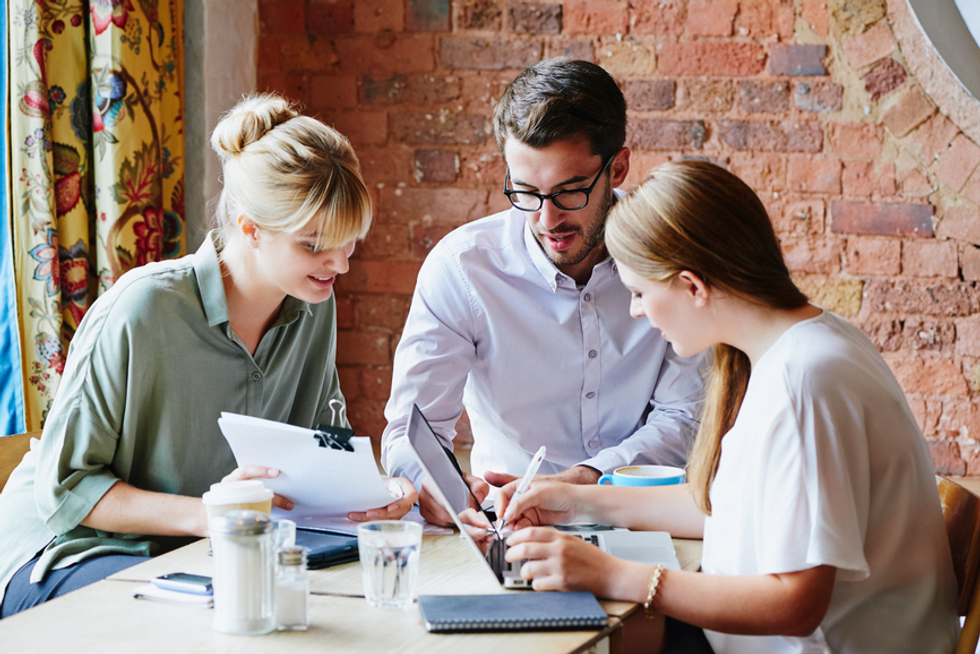 Un groupe de personnes travaillant sur la stratégie financière de l'entreprise