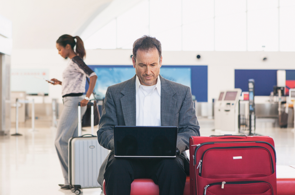 Reiskosten werknemer op de luchthaven? Met Payhawk is het eenvoudig. Een foto toont een werknemer die zijn onkostendeclaraties doet vanaf het vliegveld. 