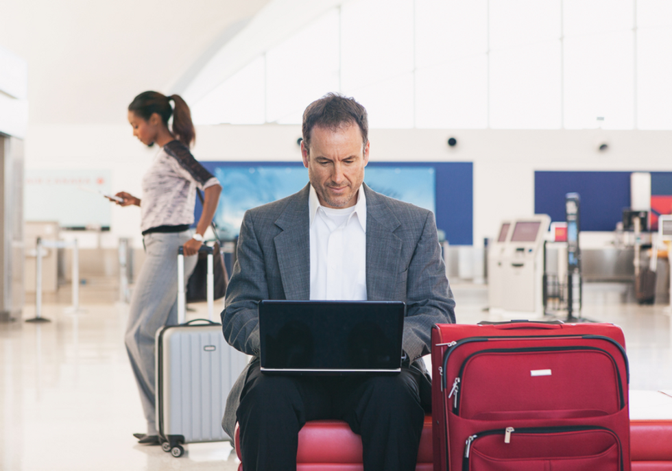 Reiskosten werknemer op de luchthaven? Met Payhawk is het eenvoudig. Een foto toont een werknemer die zijn onkostendeclaraties doet vanaf het vliegveld. 