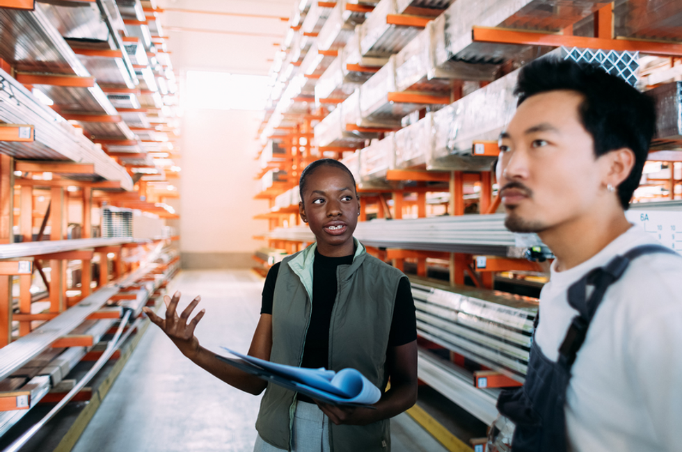 leveranciersmanagementgesprek in fabriek