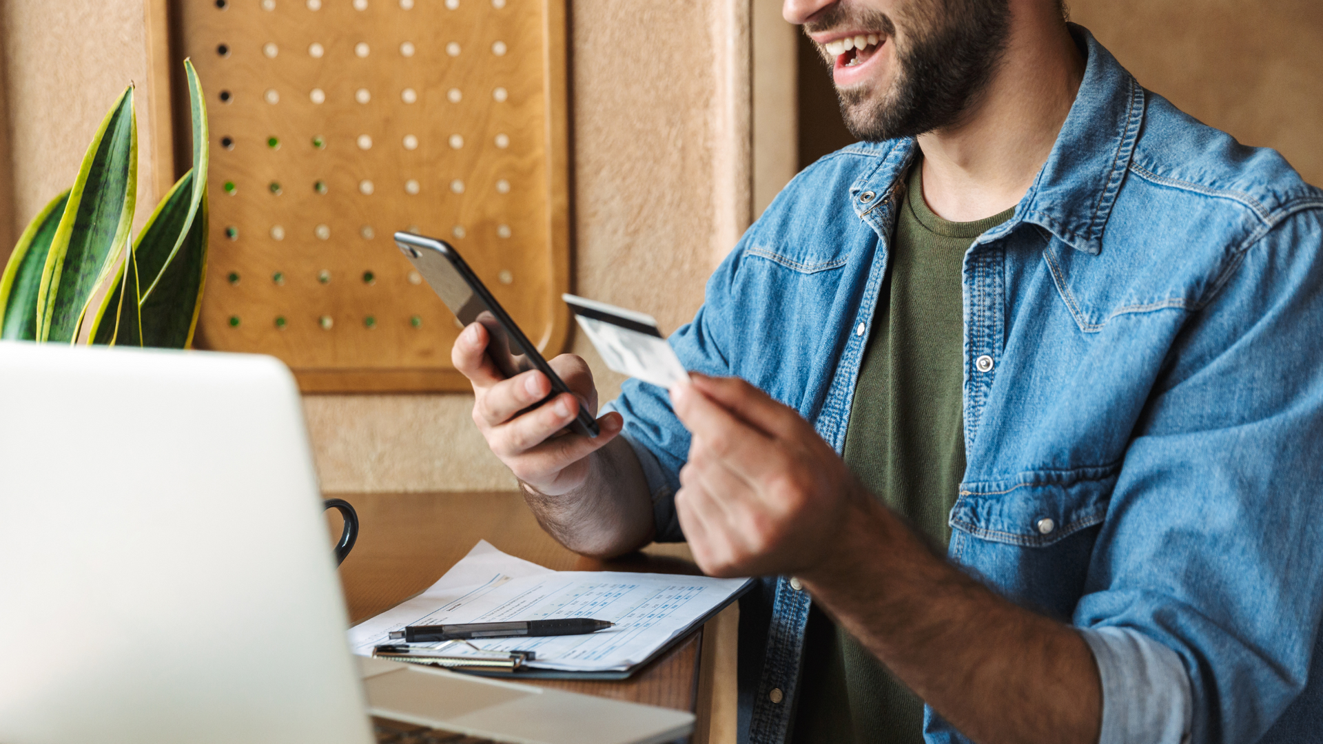 Persona realizando una compra, que muestra representa el inicio del proceso de compra de una empresa