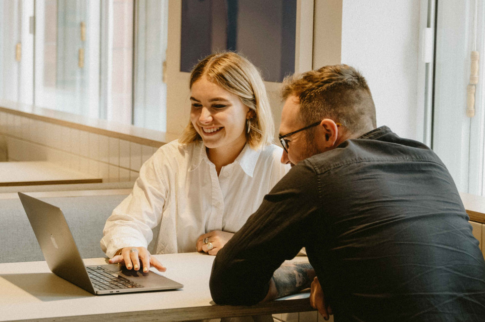 Collega's bekijken de functies voor uitgavenbeheer van onze software voor het beheren van bedrijfsuitgaven