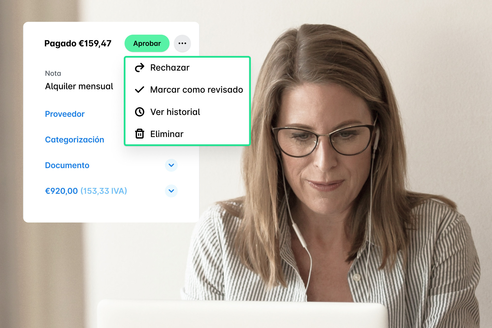 Una imagen que muestra un dispositivo móvil con la app de Payhawk y un mensaje de error indicando que no se puede realizar una transacción con la tarjeta porque no cumple con la política de gastos de la empresa.