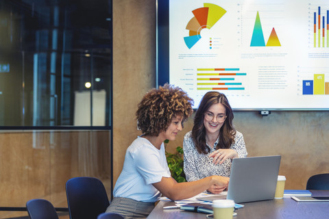 image de deux personnes analysant des données financières