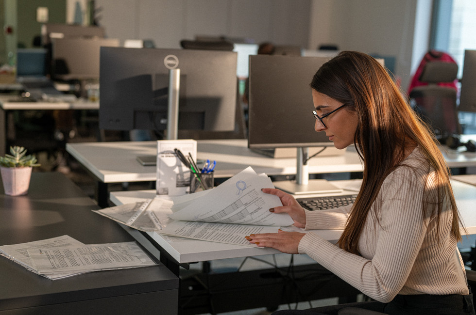 salarié de l'équipe Finance qui cherche ses dossiers pour réaliser un rapprochement bancaire