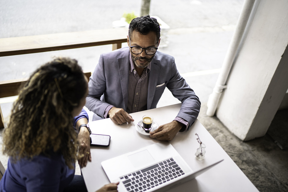 dos personas trabajando en una integracion