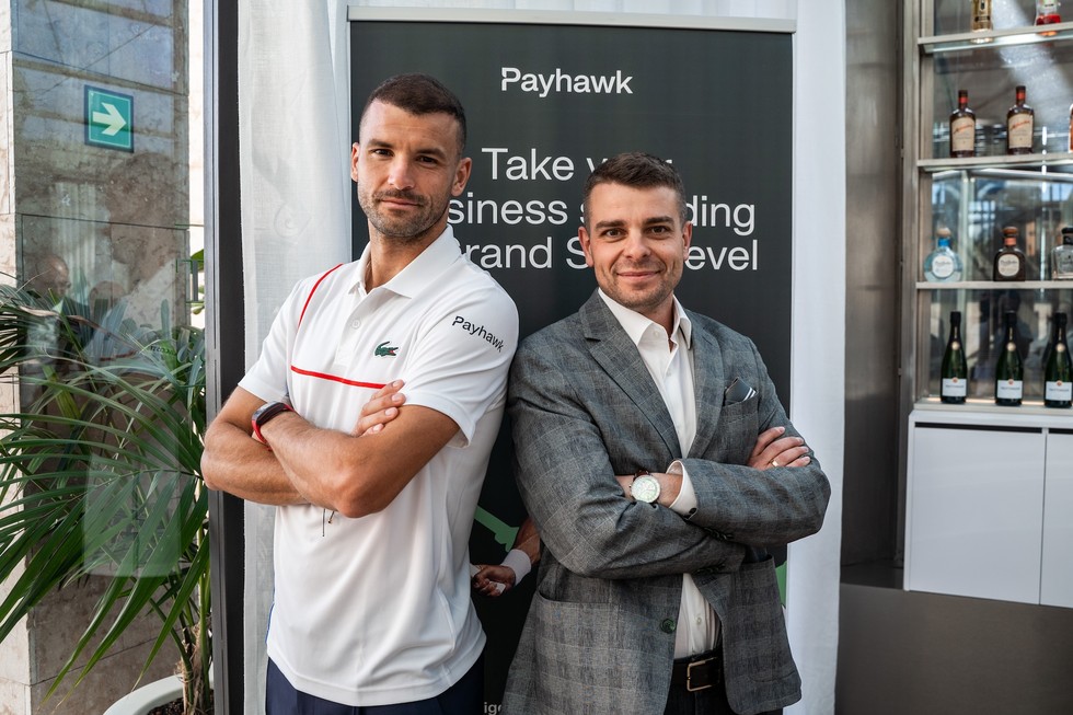 Христо Борисов, съосновател и главен изпълнителен директор на Payhawk, заедно с българския тенисист Григор Димитров по време на обявяването на спортиста за първия глобален посланик на бранда