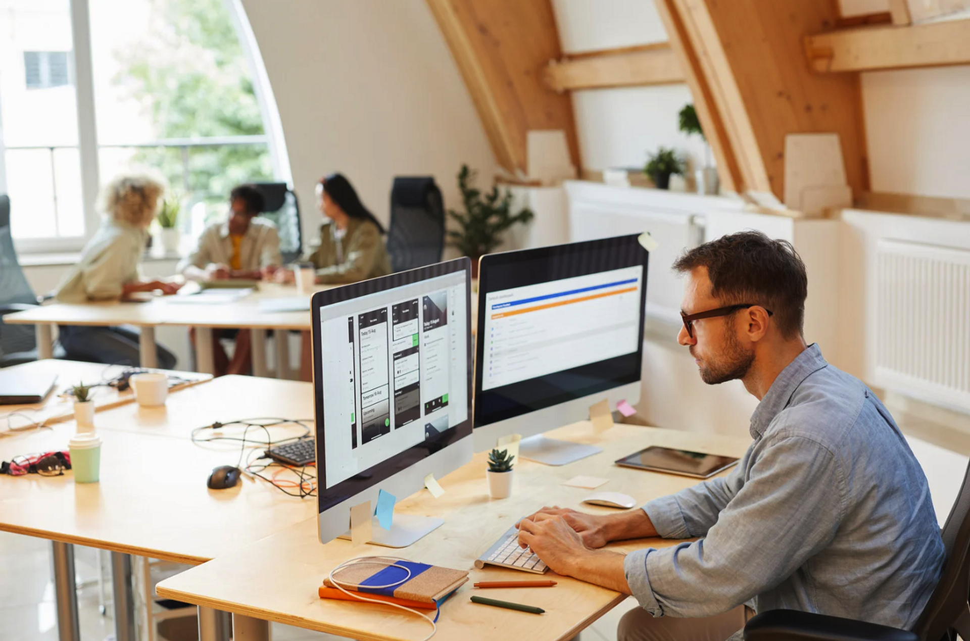 Una persona trabajando en las integraciones de payhawk 
