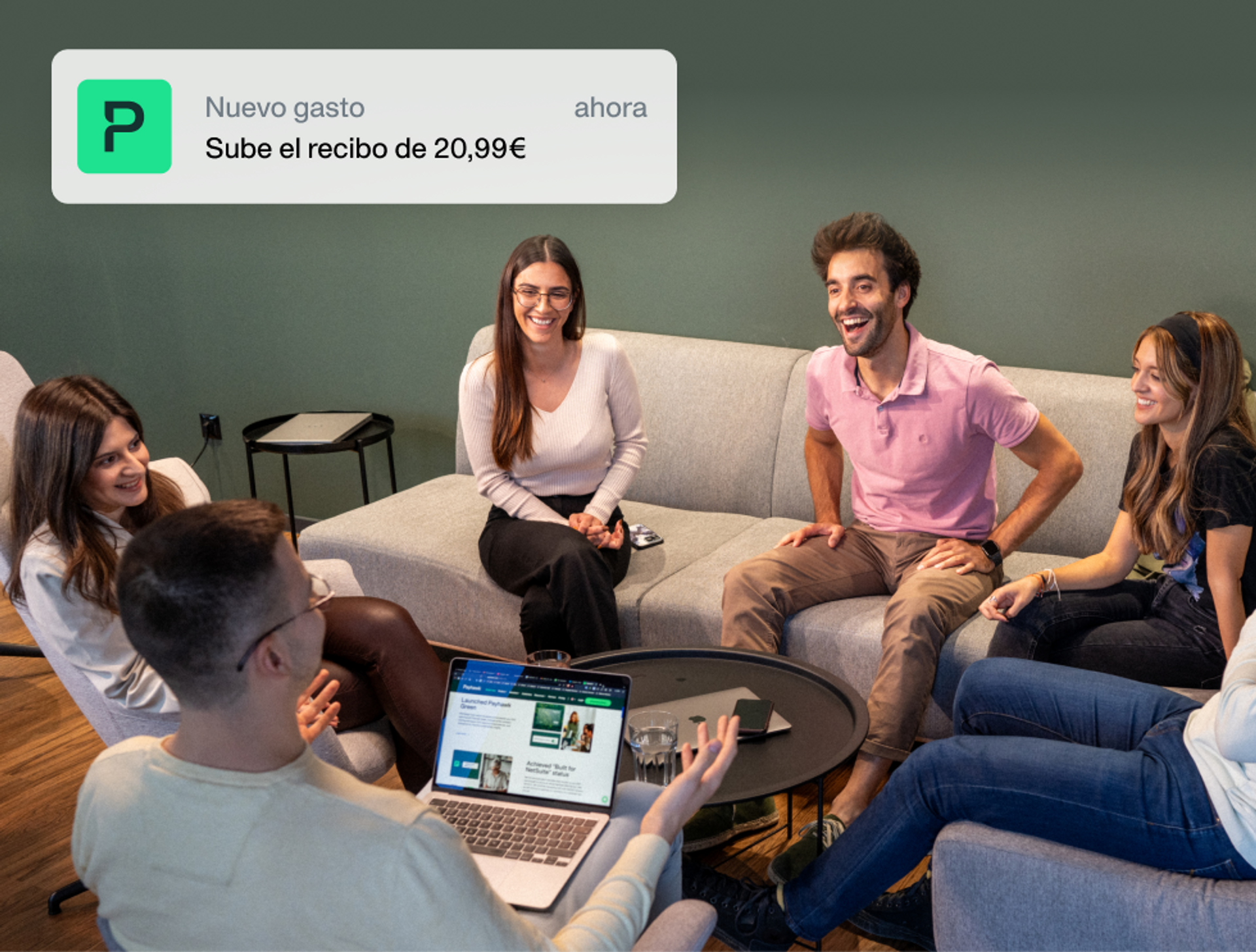 Imagen de empleados debatiendo sobre el Growth Program de Payhawk