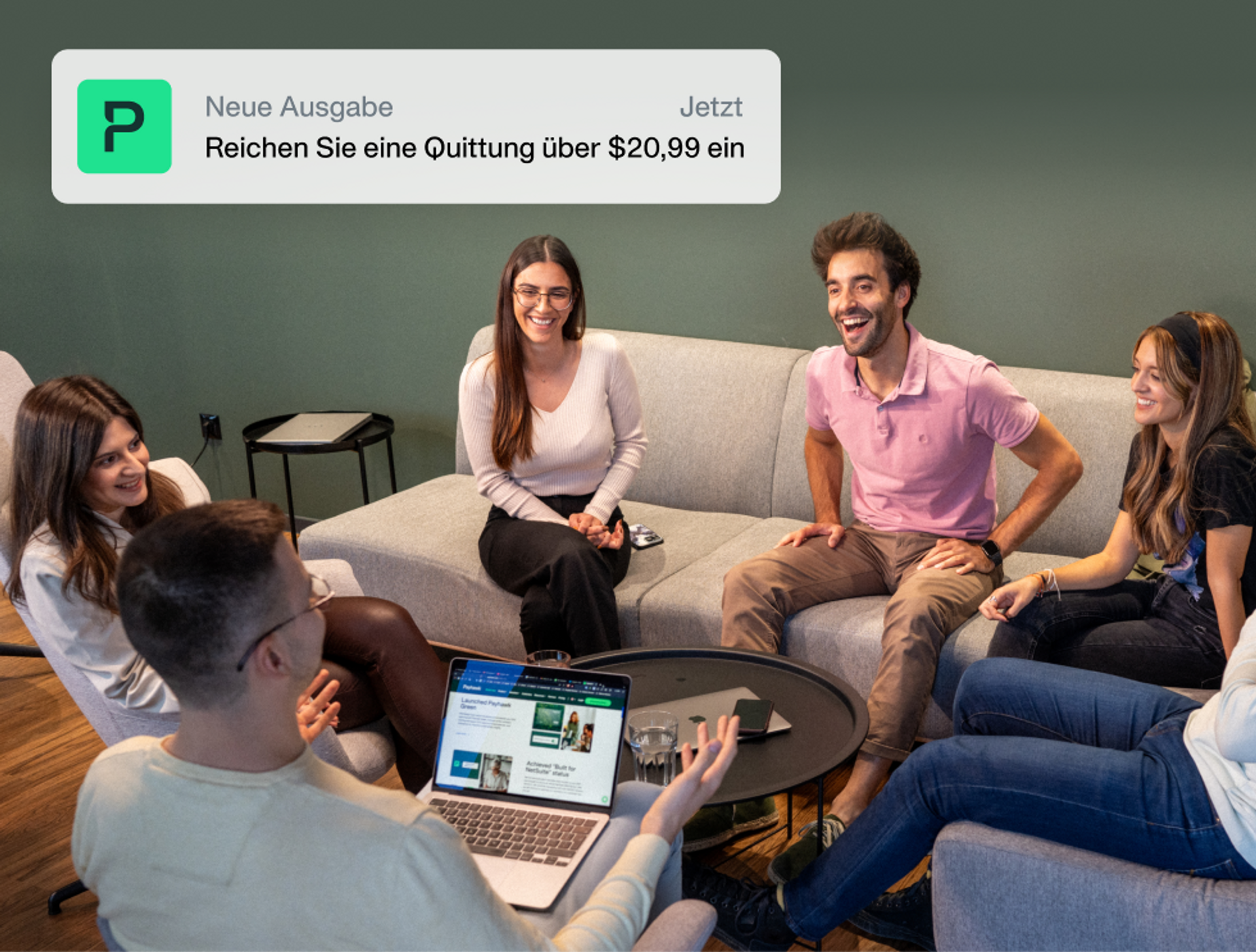 Bild von Mitarbeitern, die das Wachstumsprogramm diskutieren, und eine Illustration der Funktion zum Einreichen von Ausgaben