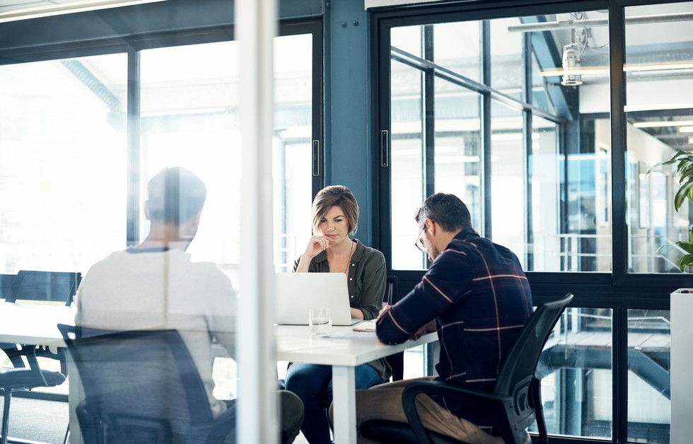 salle de réunion avec une équipe Finance qui parle de paiements internationaux