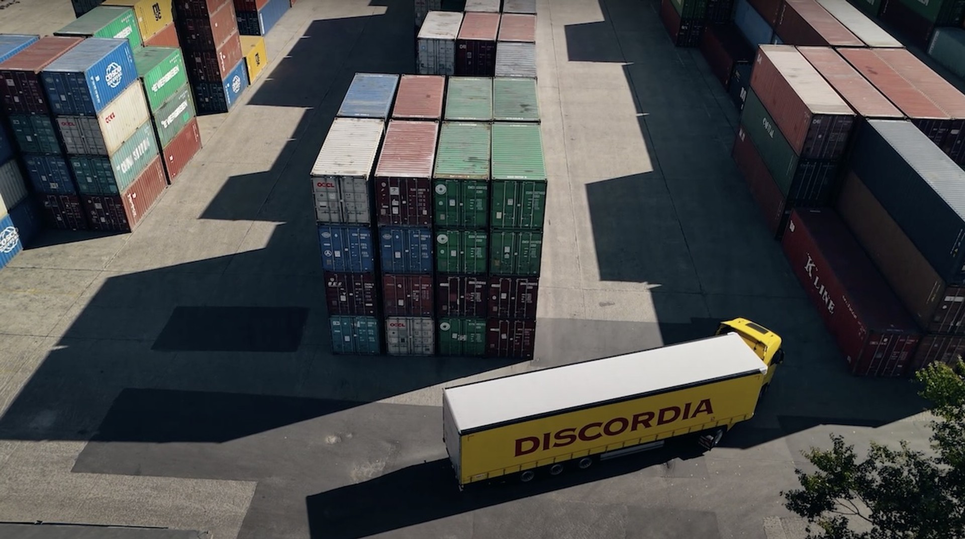 Illustration d'un camion Discordia dans un port