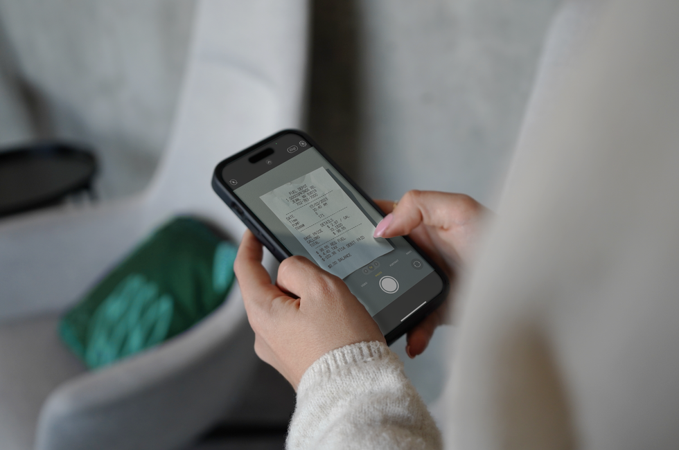 Een afbeelding van een telefoon die op het punt staat een bon te scannen met de geavanceerde OCR technologie van Payhawk