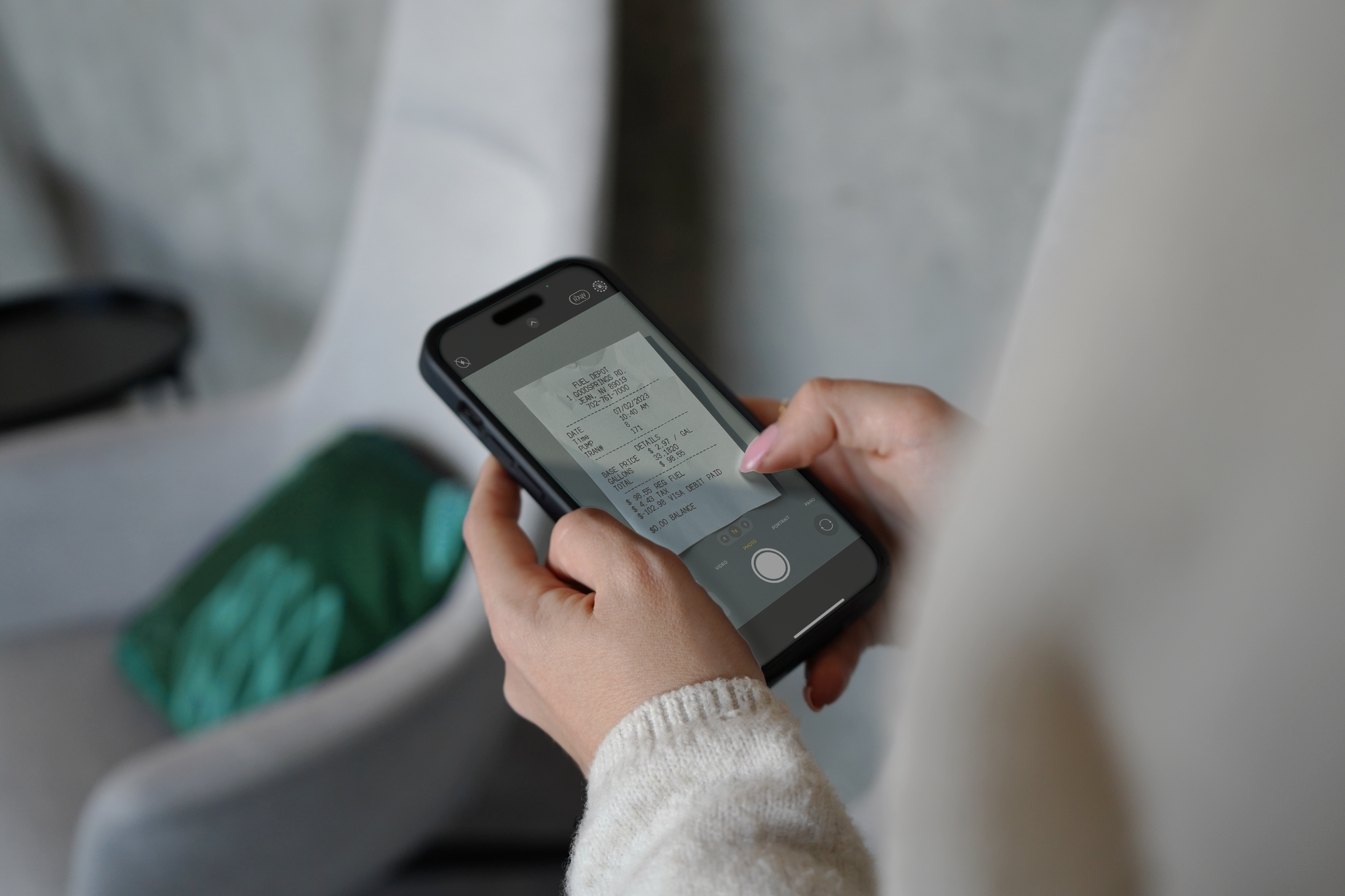 Een afbeelding van een telefoon die op het punt staat een bon te scannen met de geavanceerde OCR technologie van Payhawk