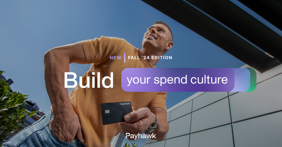 Bild eines lächelnden jungen Mannes, der eine Payhawk-Karte hält, mit der Aufschrift „Build Your Spend Culture“.