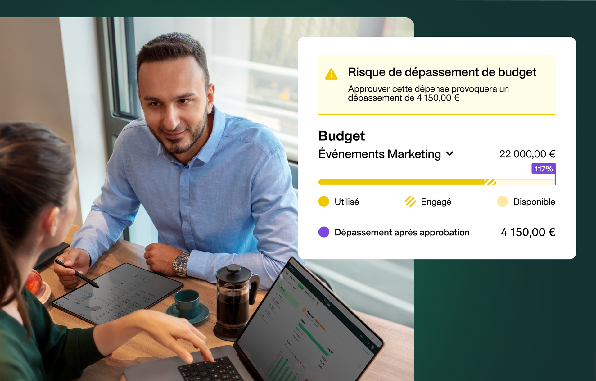 illustration de deux professionnels de la finance avec une fenêtre ouverte sur l'onglet Budgets de la plateforme Payhawk