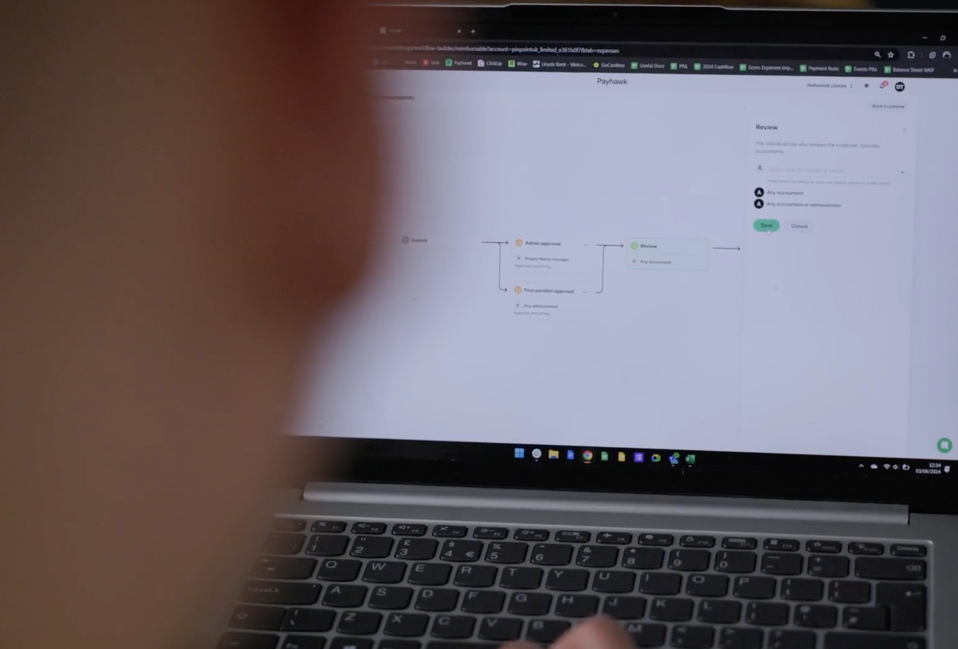 Ein Bild, das eine Person bei der Nutzung des Payhawk Workflow-Designers zeigt