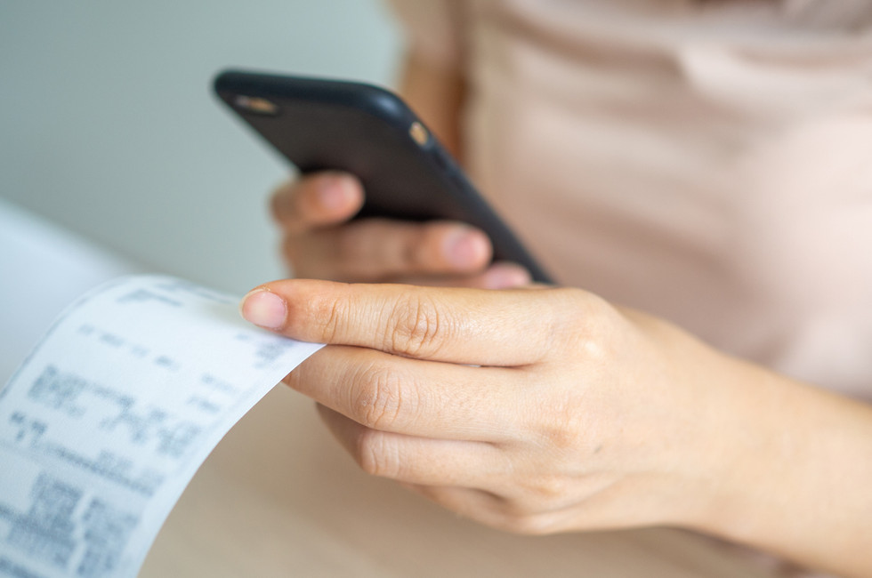 Submitting a expenses with a receipt and expense management app