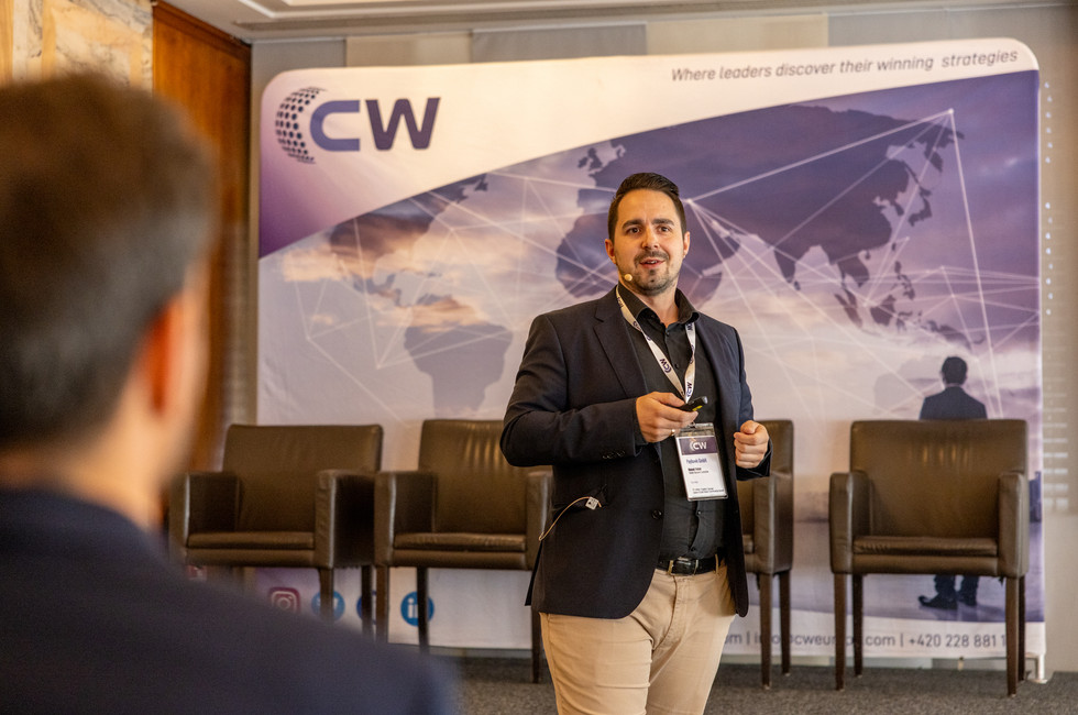 Manuel Holzer von Payhawk spricht auf dem Financial Transformation Summit 2025 über digitales Ausgabenmanagement und moderne Firmenkarten.