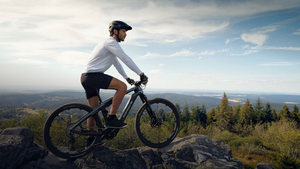 Ein Biker auf einem Porsche eBike