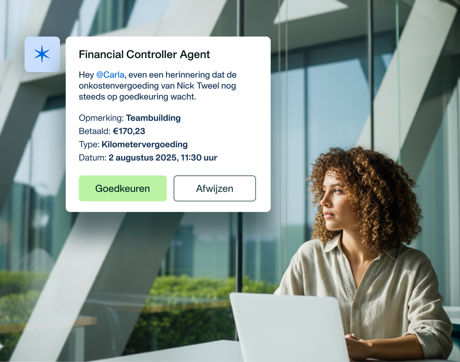 Een visualisatie van de Payhawk Financial Controller Agent die een manager een bericht stuurt om een uitgave goed te keuren of af te wijzen