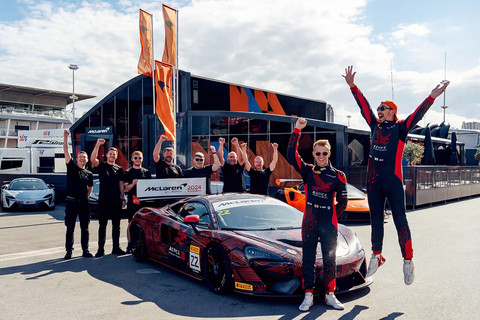 Greystone GT – Foto des Teams bei der Feier