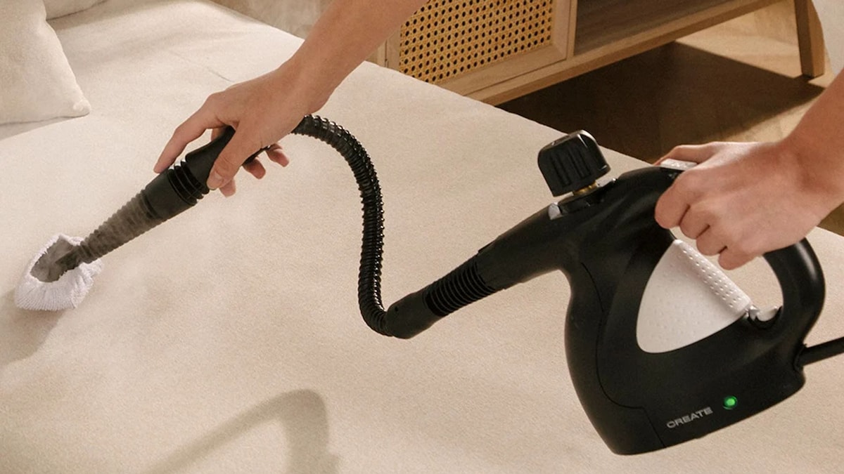 Esta pequeña herramienta mantendrá tus sofás impolutos sin arruinarte en limpiezas profesionales