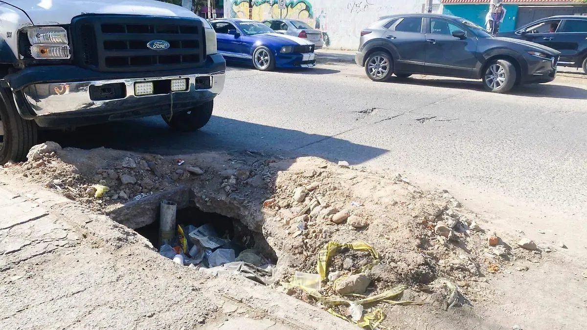 Reparan fuga y dejan hoyanco abierto en B. Anaya