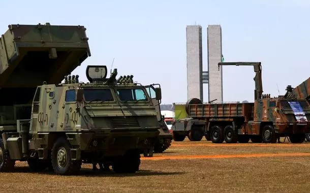 É preciso desmilitarizar a República
