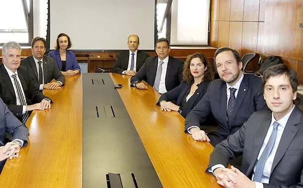Composição atual do Copom: (da esquerda para a direita) Bruno Serra Fernandes, Diretor de Política Monetária; Otavio Ribeiro Damaso, Diretor de Regulação; Paulo Souza, Diretor de Fiscalização; Carolina de Assis Barros, Diretora de Administração; Mauricio Moura, Diretor de Relacionamento; Roberto Campos Neto, Presidente; Fernanda Guardado, Diretora de Assuntos Internacionais; Renato Dias de Brito Gomes, Diretor de Organização do Sistema Financeiro; e Diogo Abry Guillen, Diretor de Política Econômica.