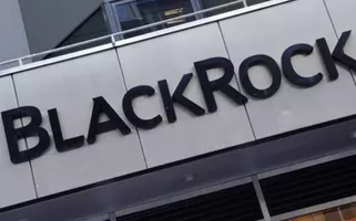 O logotipo da BlackRock é retratado fora da sua sede da empresa no bairro de Manhattan, em Nova York, Nova York, EUA, 25 de maio de 2021