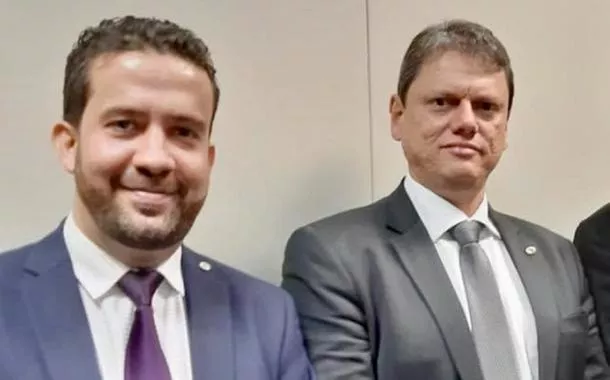 Janones estoura a irritação bolsonarista e posa ao lado de Tarcísio, comemorando a reforma tributária: "valeu, companheiro!"