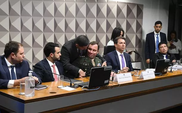 Senador Hamilton Mourão abraçando o tenente Mauro Cid