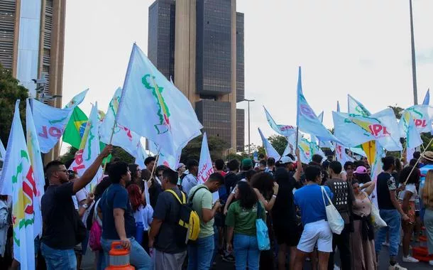 Estudantes fazem ato no Banco Central pela queda na taxa de juros