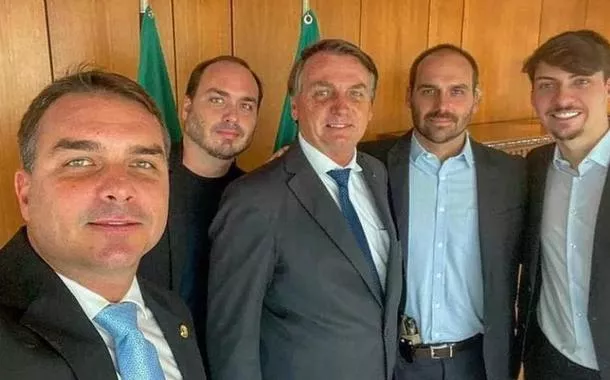 Família Bolsonaro saiu de barco e pode ter destruído provas após a chegada da PF