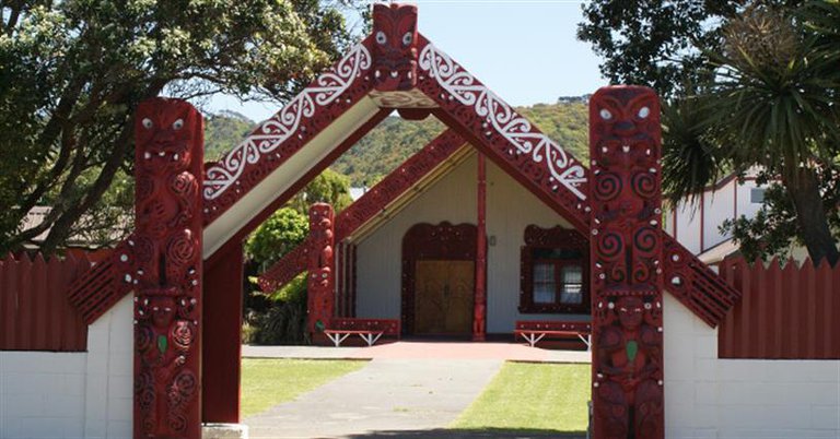 Ngati toa-Pou and meeting house.jpg