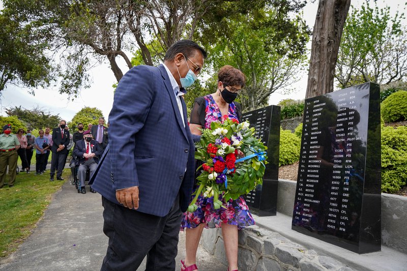 Taku Parai and Mayor Anita Baker at unveiling 11 Nov 21.jpg