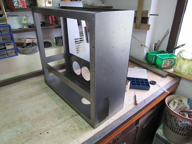 Projekt VF8: Stavba skříně pro výkonný počítač po svém 