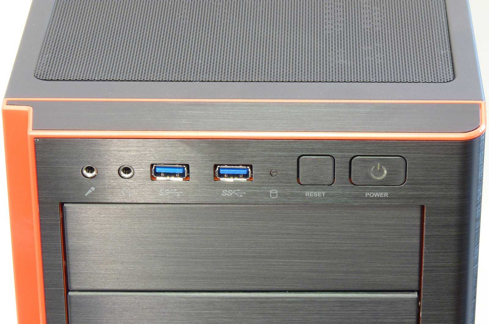 Supermicro SuperChassis GS50-000R – „herní“ skříň 